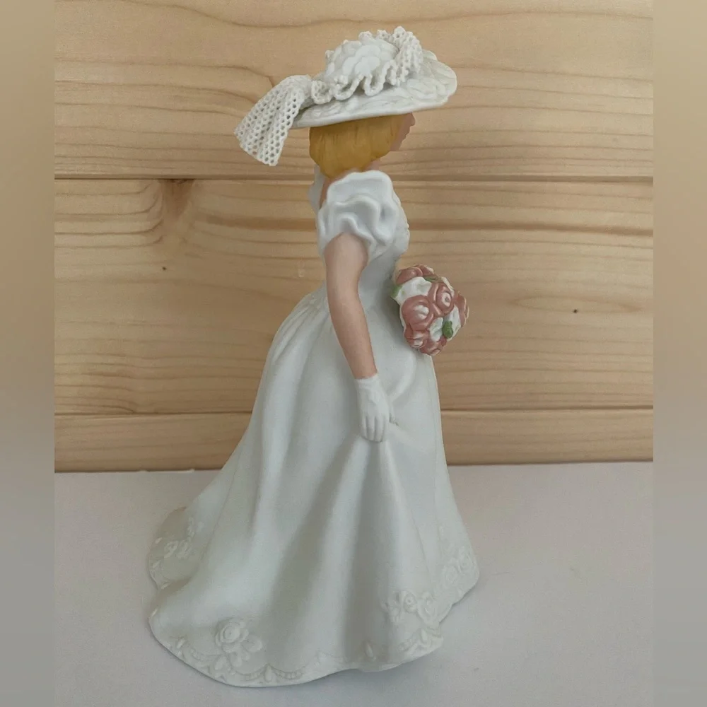Vintage 1986 AVON Summer Bride Figurine Porcelain Wedding Keepsake Bride